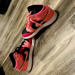 Pink and black Nike air, Jordans